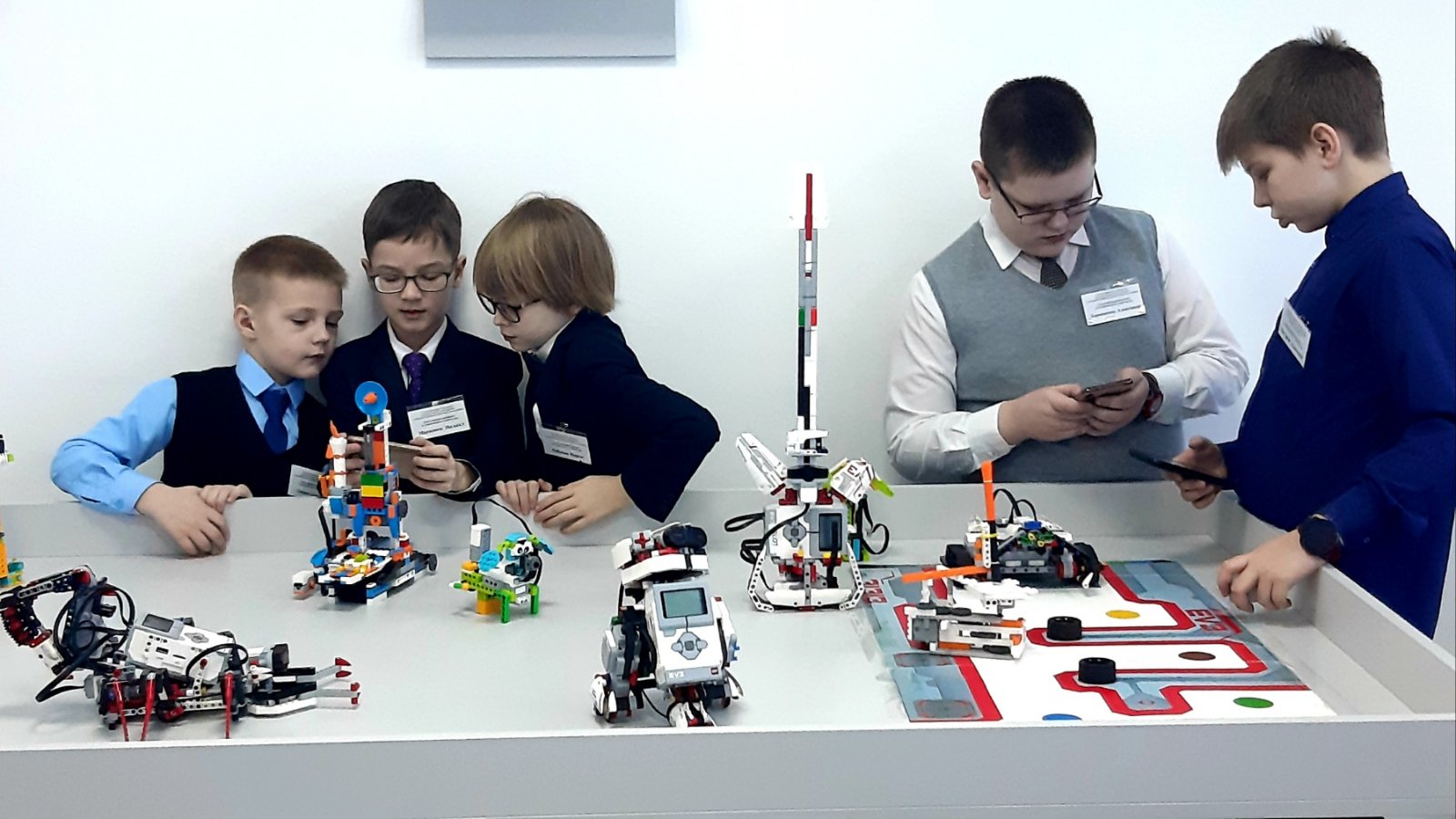 В кружке робототехники занимаются ученики разных классов. Кружок робототехники для детей. Кружки робототехники для детей. Робототехника для детей. Робототехника в детском садуду.